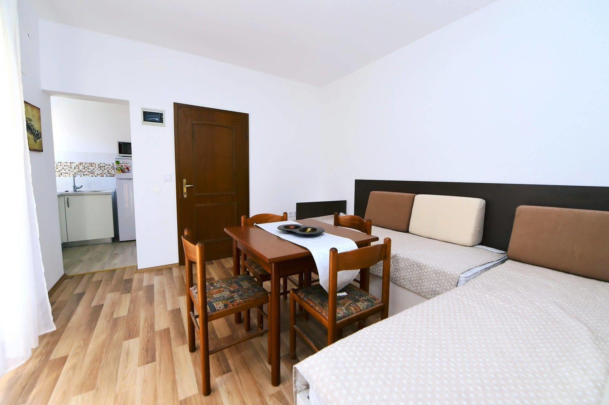Zdjelar Aparthotel โปเรช ภายนอก รูปภาพ